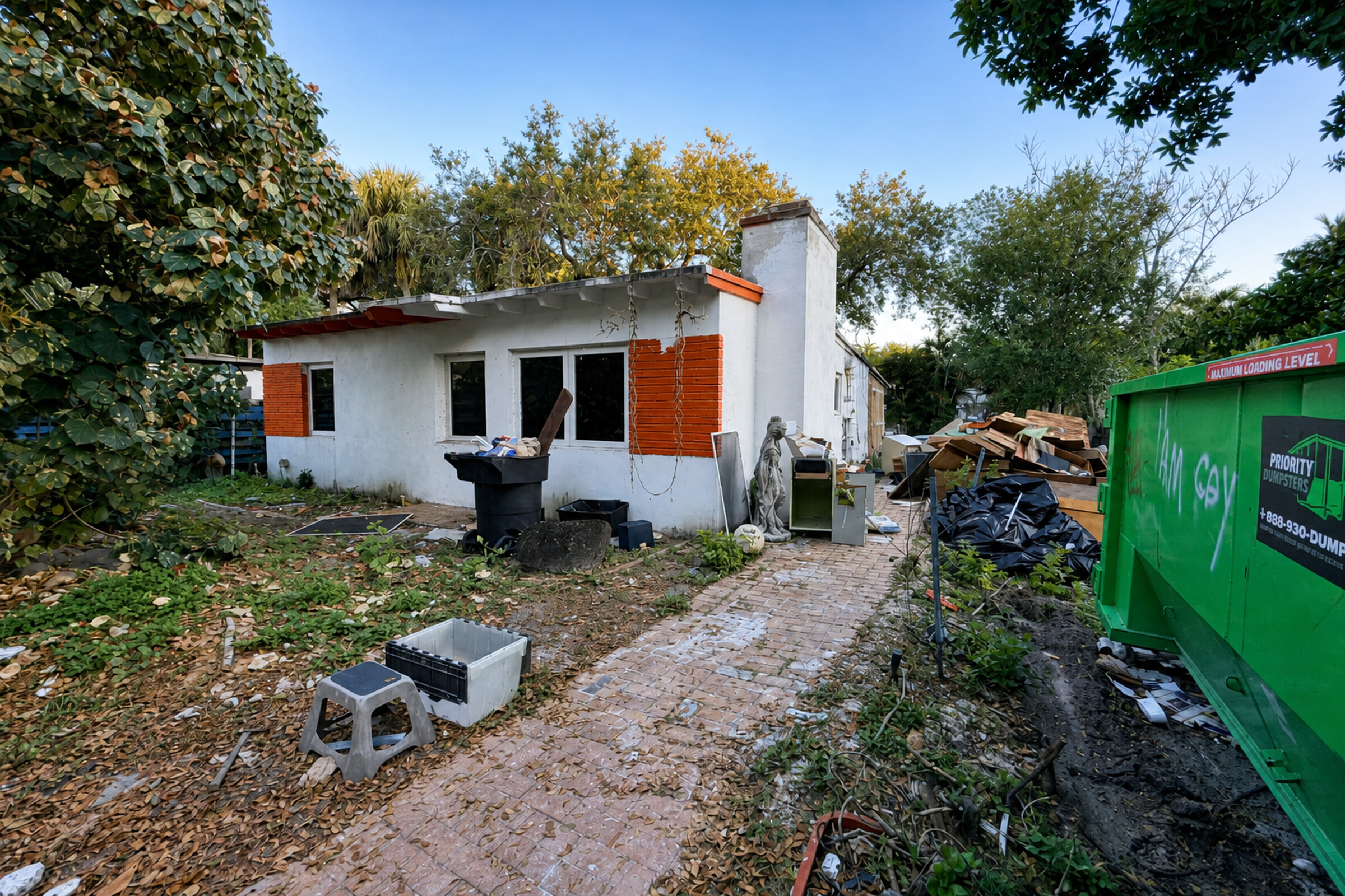 Kay nan Sid Florid neglije ak debri, fatra, ak yon poubèl ki sijere vyolasyon kòd